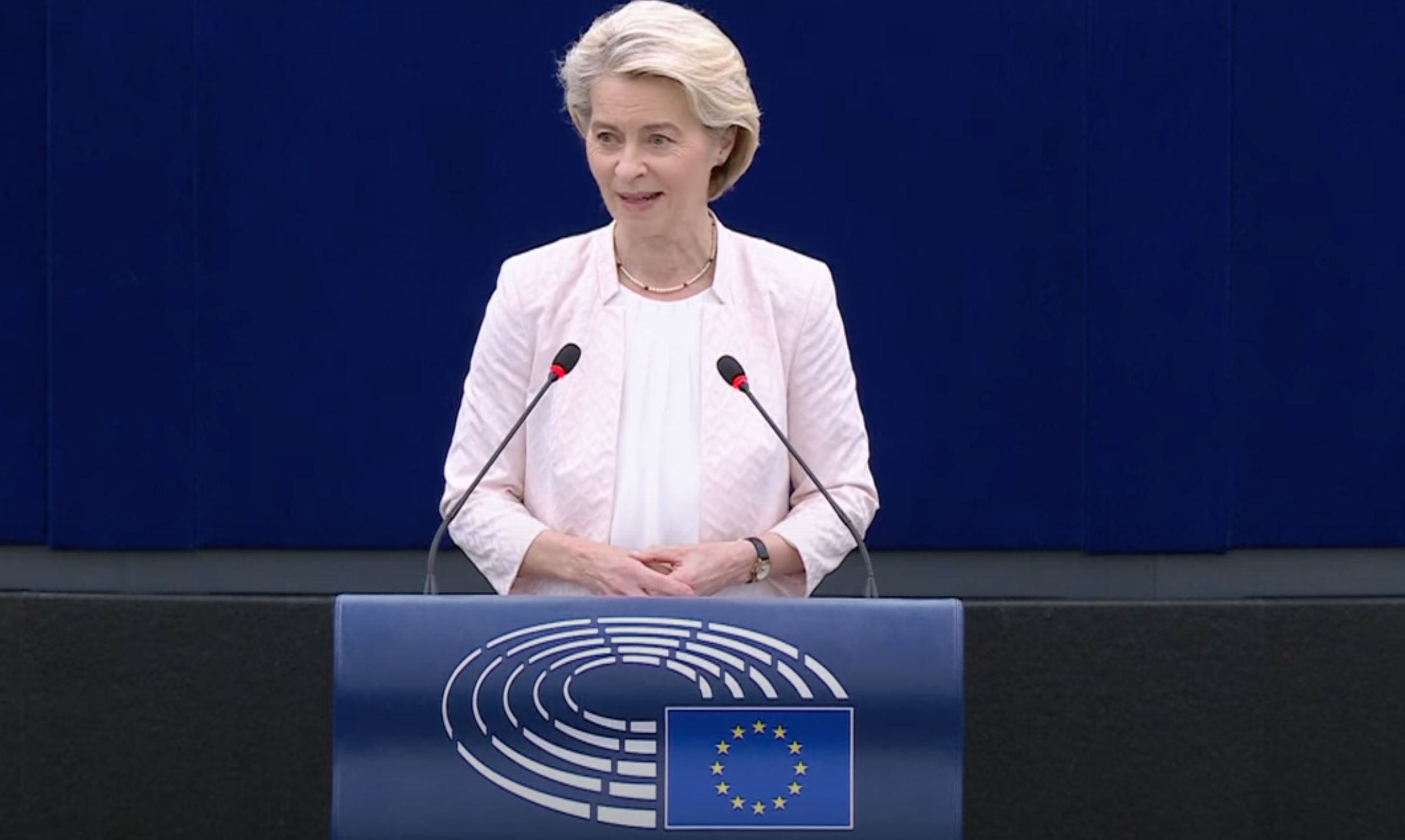 Von der Leyen attacca gli «estremisti» che hanno presentato una mozione di sfiducia. In difficoltà Ppe e Fratelli d’Italia